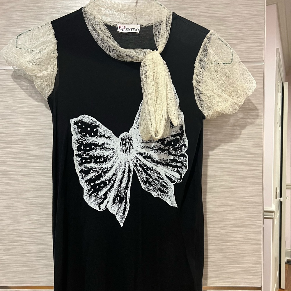 Beautiful Valentino Italian tea shirt size xs in black color.